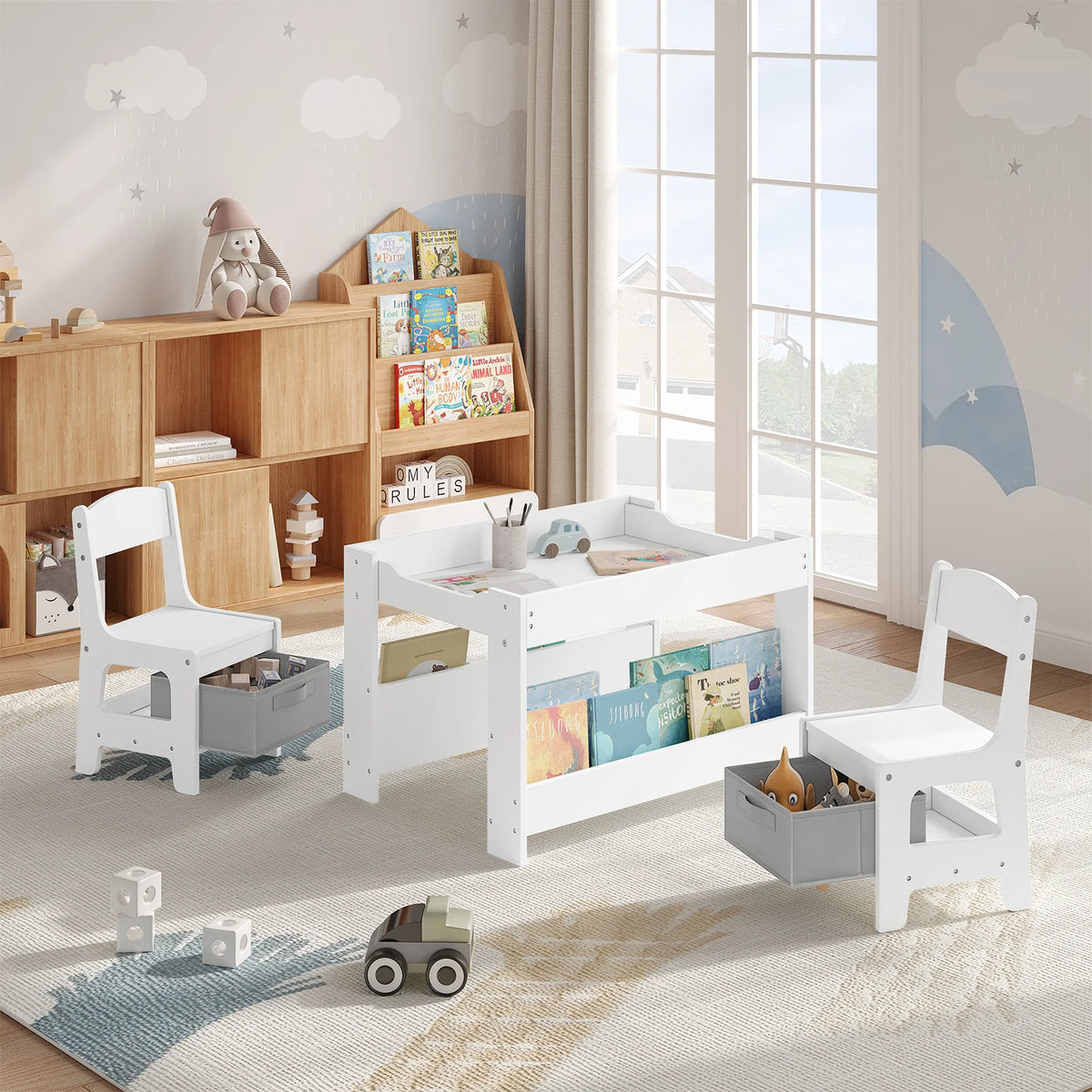 Witte kindertafel met twee stoelen in een kinderkamer, met boekenrek aan de tafel en opbergbakken bij de stoelen