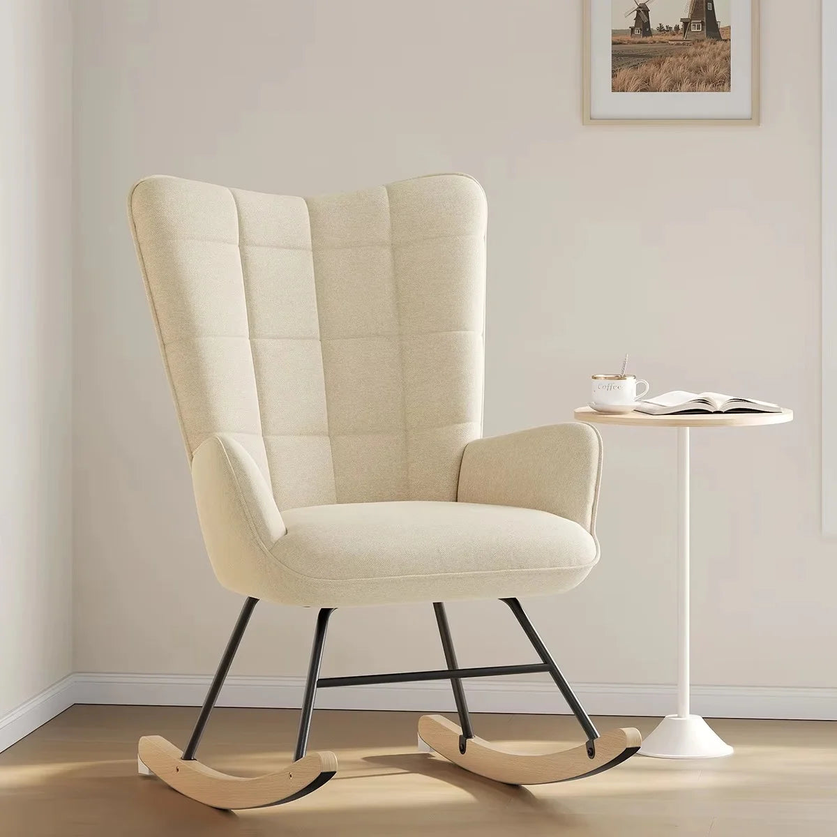 Beige gestoffeerde schommelstoel met hoge rugleuning en houten schommelsledes naast een bijzettafel
