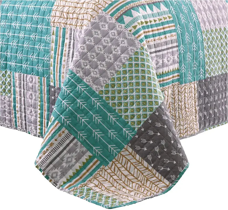 BukkitBow bedsprei met patchwork patroon, dik gewatteerd, zacht en duurzaam, in diverse maten en kleuren, voor een knusse slaapkamer.