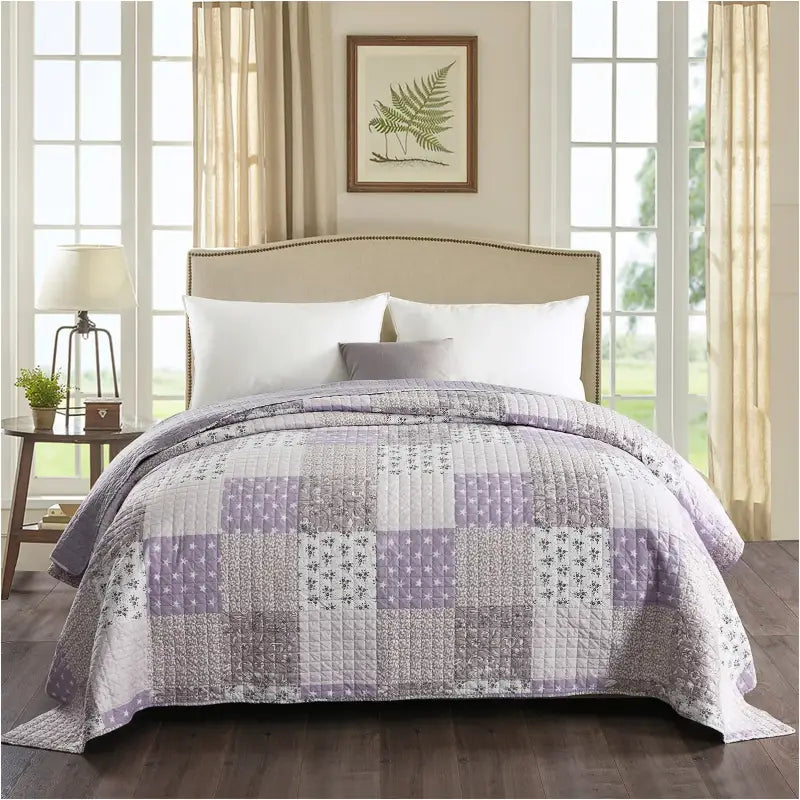 Dik gewatteerd BukkitBow bedsprei met patchwork patroon, zacht en duurzaam, in diverse maten en kleuren.