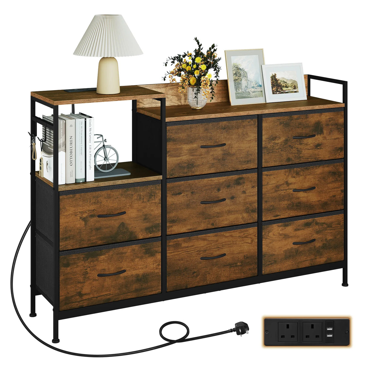 Industriële BukkitBow commode met 8 laden en ingebouwd stopcontact, stoer dressoir met metalen handgrepen en houten afwerking.