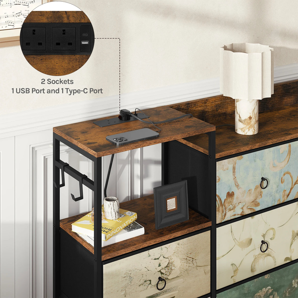 Industriële BukkitBow dressoir met 8 laden en ingebouwd stopcontact, vervaardigd uit stevig hout met metalen details.