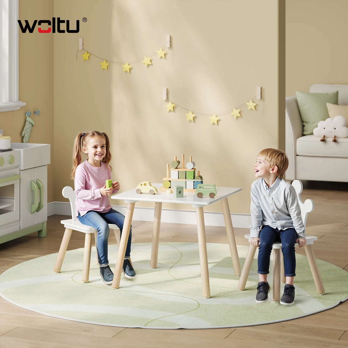 Houten kindertafel met 2 stoelen van BukkitBow, Montessori speelmateriaal voor kinderen, geschikt voor speel- en leermomenten.