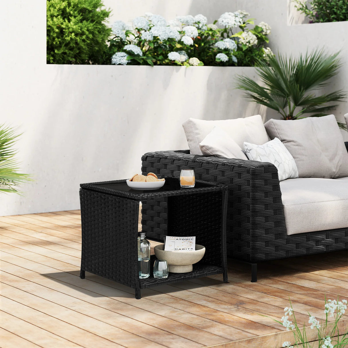 Luxe BukkitBow polyrattan bijzettafel met glazen blad en opbergvak, ideale outdoor bijzettafel voor tuin of balkon