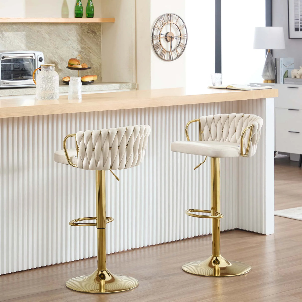 Luxe velvet barkruk van BukkitBow met gevlochten rugleuning en verstelbare hoogte, elegante en comfortabele zitoptie voor elk interieur.