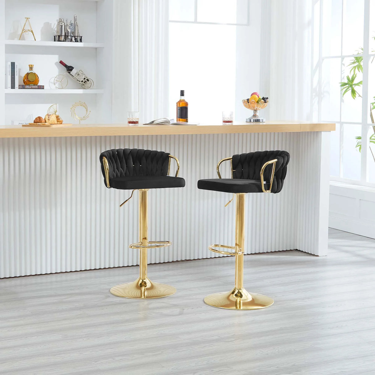 Luxe velvet barkruk van BukkitBow met gevlochten rugleuning, verstelbare hoogte en elegante uitstraling.