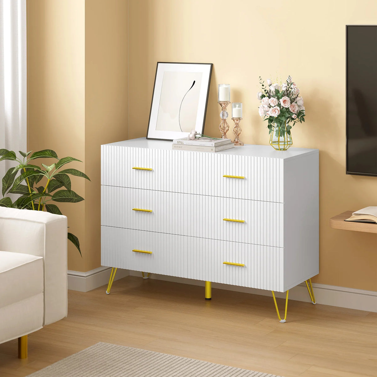 Luxe witte BukkitBow commode met zes laden en gouden details, elegant meubelstuk voor moderne interieurs
