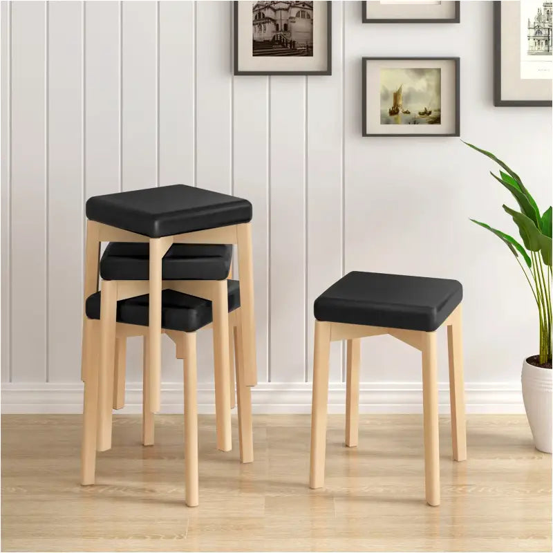 BukkitBow massief beukenhouten kruk met stabiele structuur, zachte zitting, praktisch en compact, afmetingen 32,5x32,5x47cm.