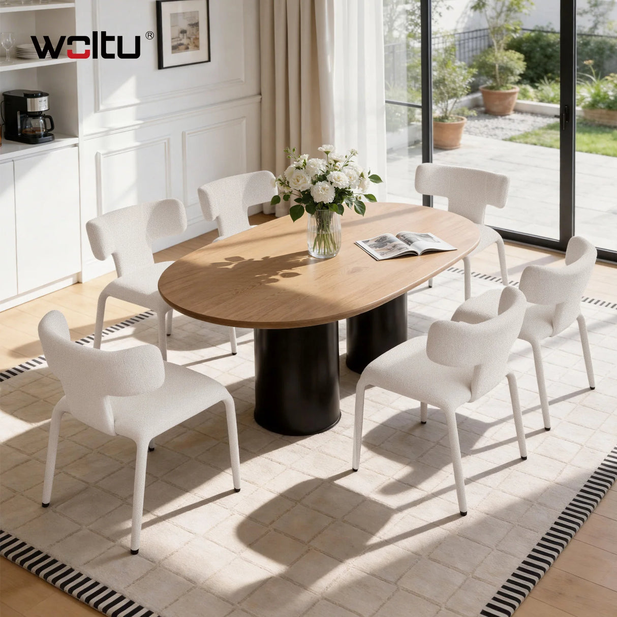 Set van 2 moderne BukkitBow eetkamerstoelen met metalen onderstel en wielen, comfortabele zitmeubels voor de eetkamer.