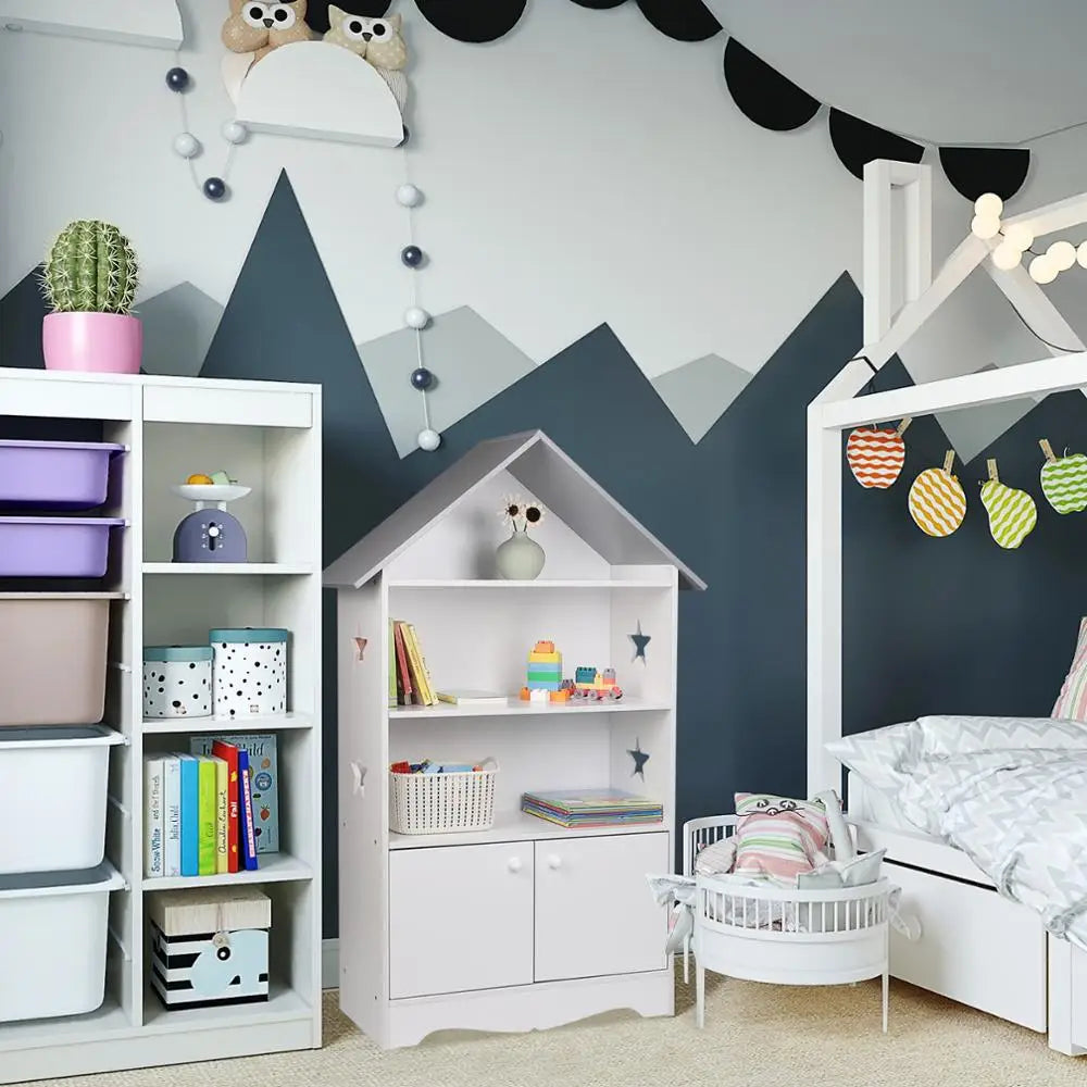 Moderne kinderboekenkast van BukkitBow met stervormig design en kastdeurtje, geschikt voor kinderkamers.