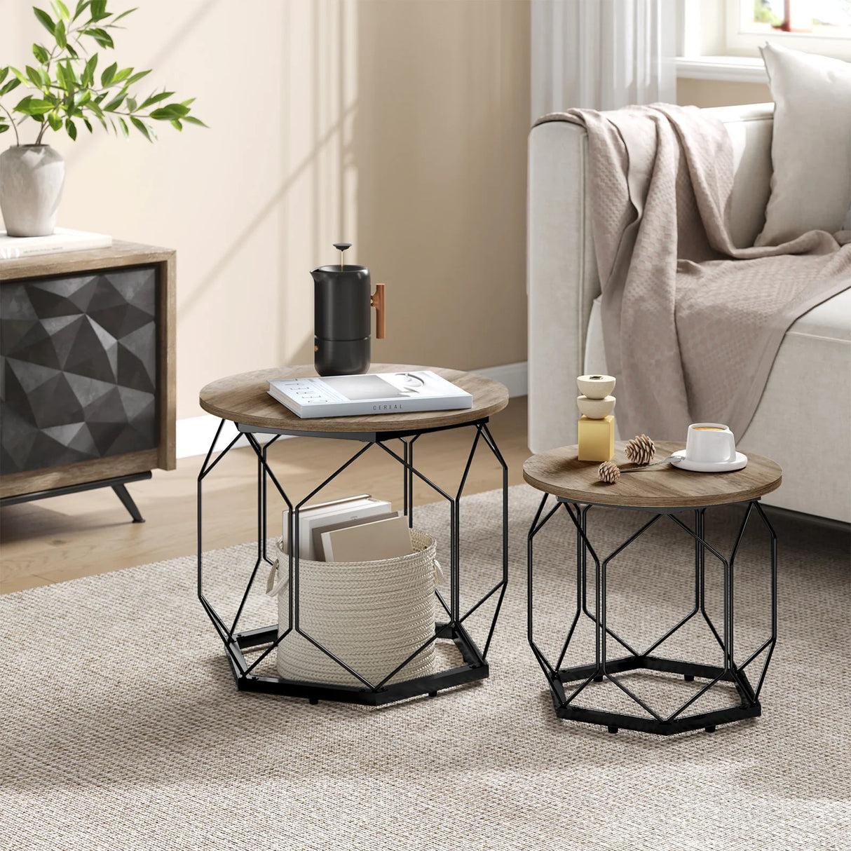 Set van 2 moderne ronde salontafels van BukkitBow, met metalen frame en houtlook, geschikt als bijzettafels in woonkamer.