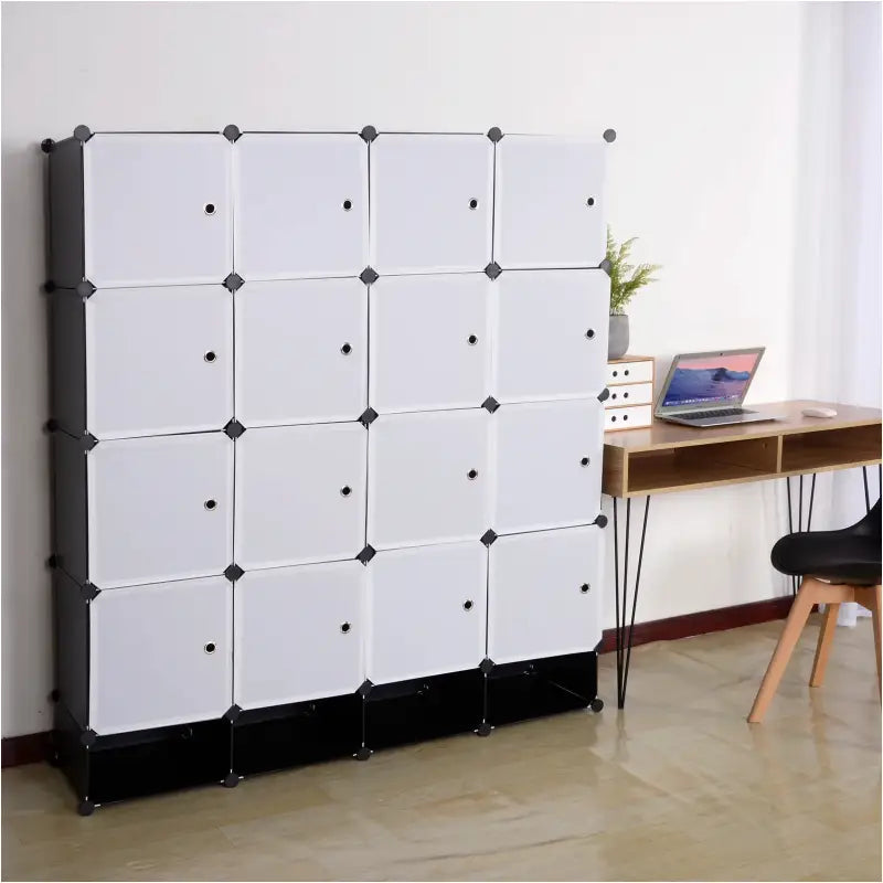 Modulaire BukkitBow kledingkast met 16 kubussen en schoenenvakken, afmetingen 165x148x35cm, in een modern interieur.