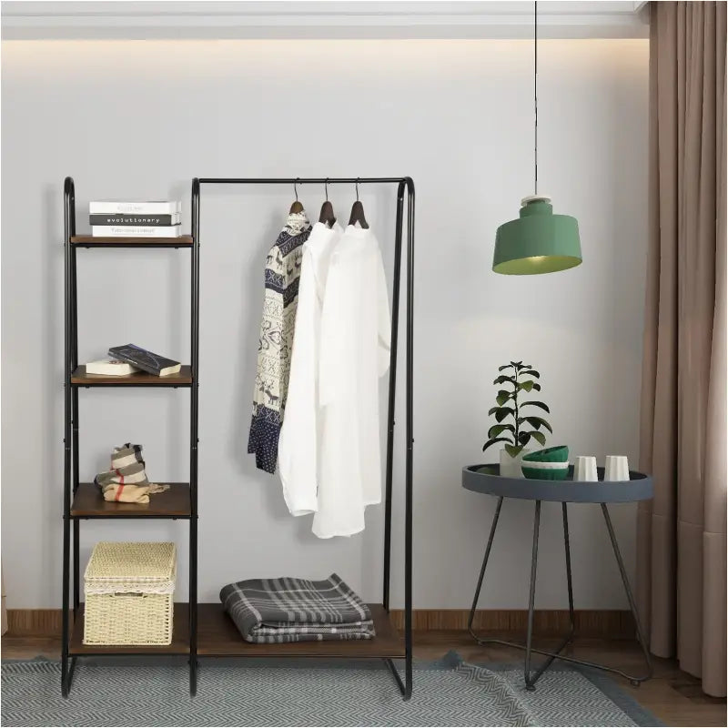 Zwart kledingrek met donkere planken en kleding naast een ronde bijzettafel en groene hanglamp