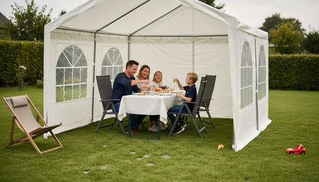Gezellig tuinfeest onder een partytent met zijwanden terwijl het buiten regent