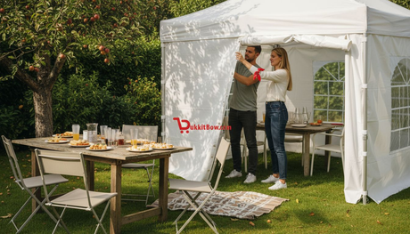 Stel monteert een zijwand aan de partytent in de tuin.