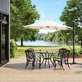 Beige ronde zweefparasol boven een tuintafel met vier stoelen op een houten terras