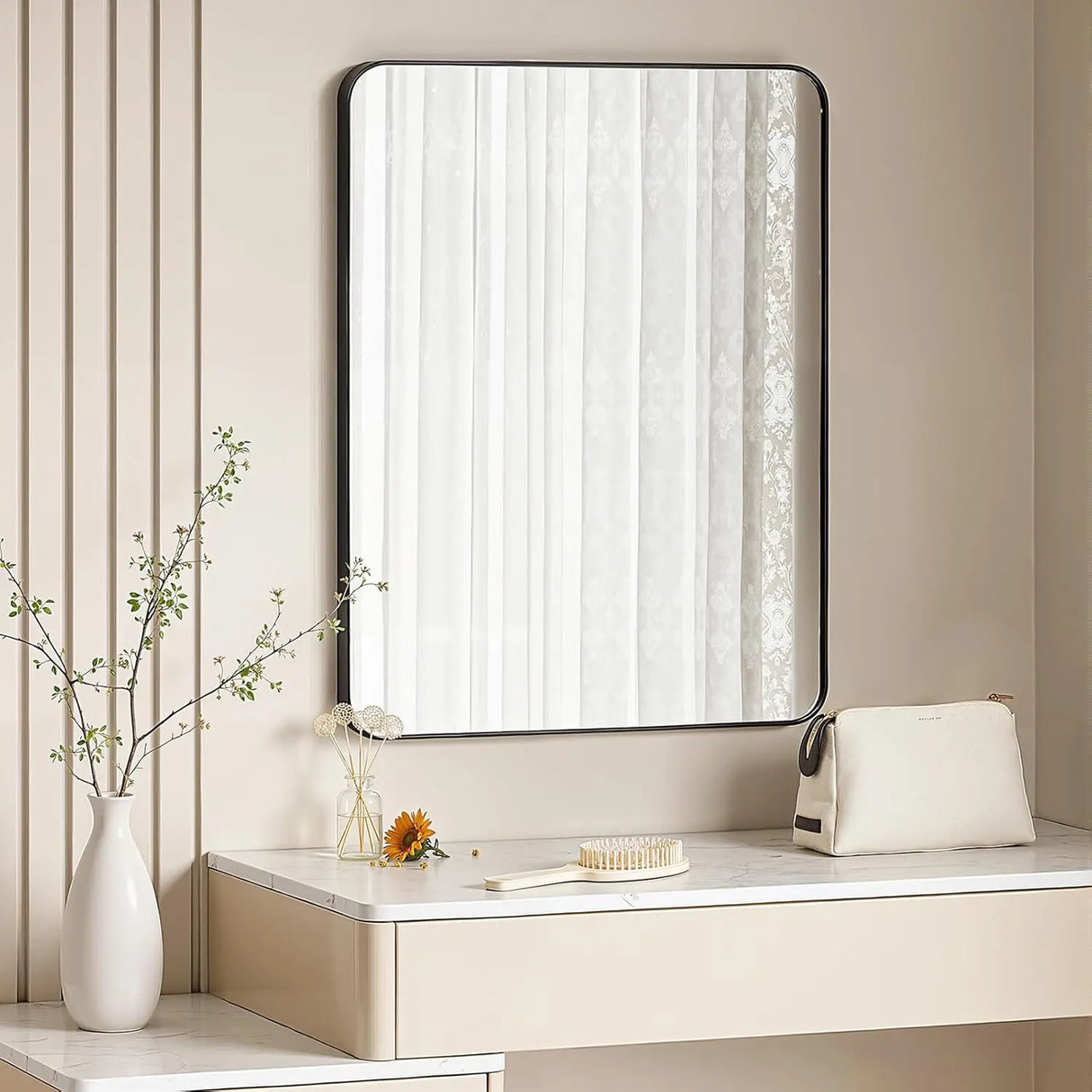 Moderne BukkitBow wandspiegel met zwart metalen rechthoekig frame, stijlvolle en strakke decoratieve spiegel voor in huis.