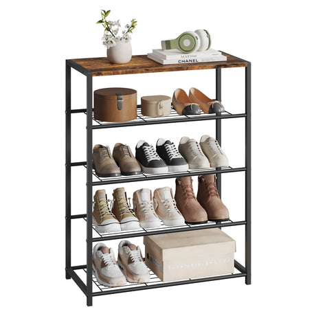 Schoenenrek met zitbank, zwart frame en bruin bovenblad, gevuld met schoenen en een schoenendoos