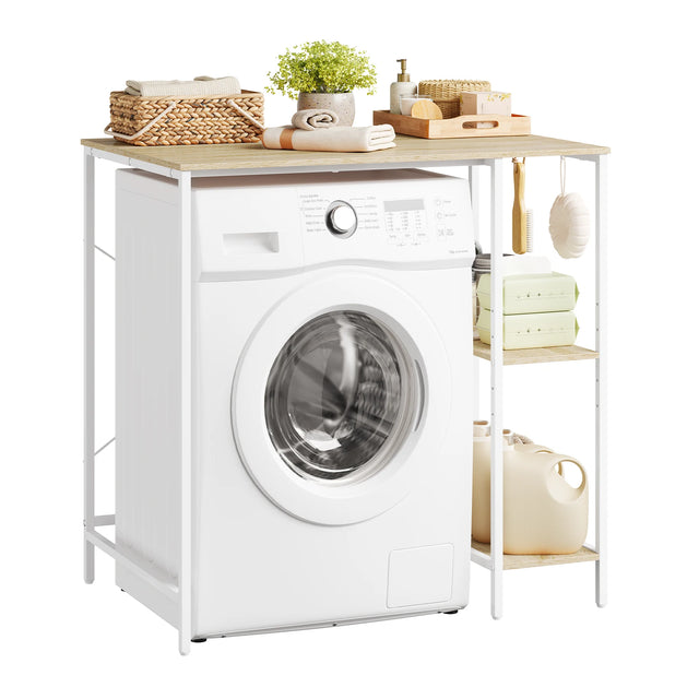 Wasmachinerek in licht eiken en wit rond een witte wasmachine, met zijplanken en spullen op het bovenblad
