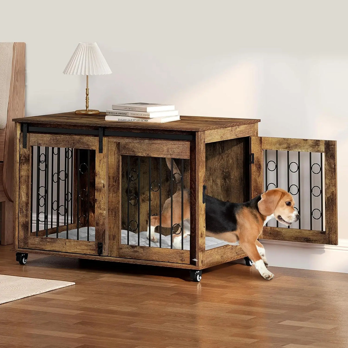 Vintagebruine houten hondenbench met open rechterzijdeur, metalen spijlen en een hond die naar buiten loopt