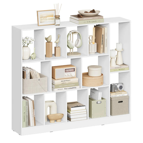 Witte vakkenkast met dertien vakken, ingericht met boeken, dozen en decoratie