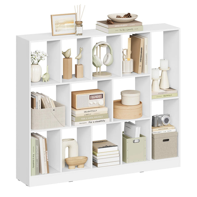 Witte vakkenkast met dertien vakken, ingericht met boeken, dozen en decoratie