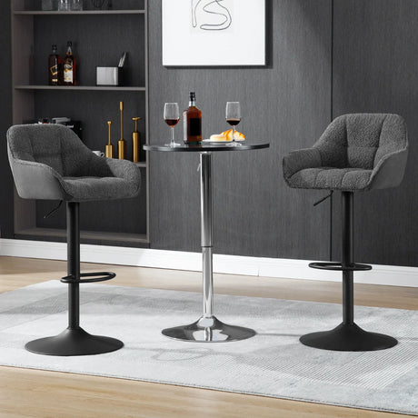 Twee donkergrijze barstoelen met ronde voetensteun aan weerszijden van een kleine bartafel