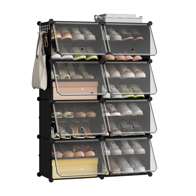 Zwarte modulaire schoenenkast met acht transparante deurtjes, gevuld met schoenen en een tas aan de zijkant