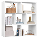 Witte boekenkast met zeven open vakken, gevuld met boeken, manden en decoratie