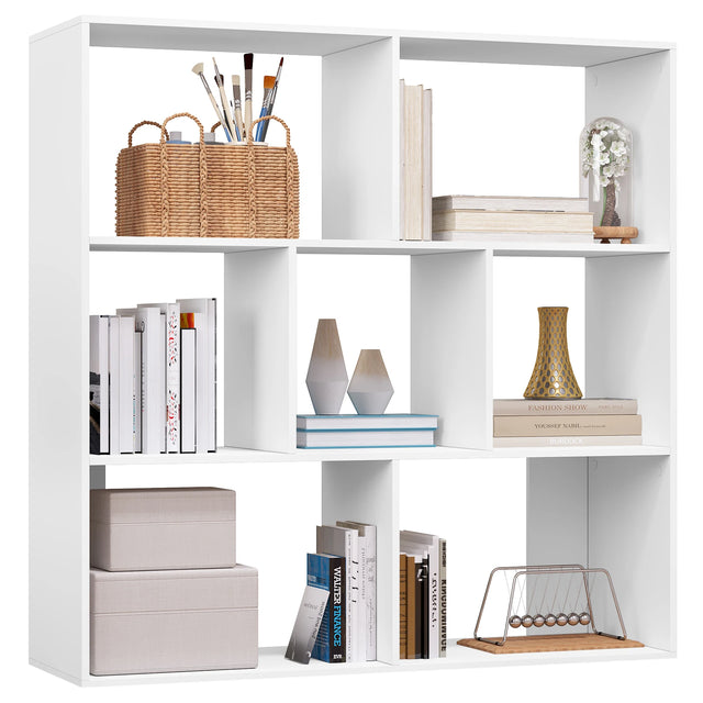 Witte boekenkast met zeven open vakken, gevuld met boeken, manden en decoratie