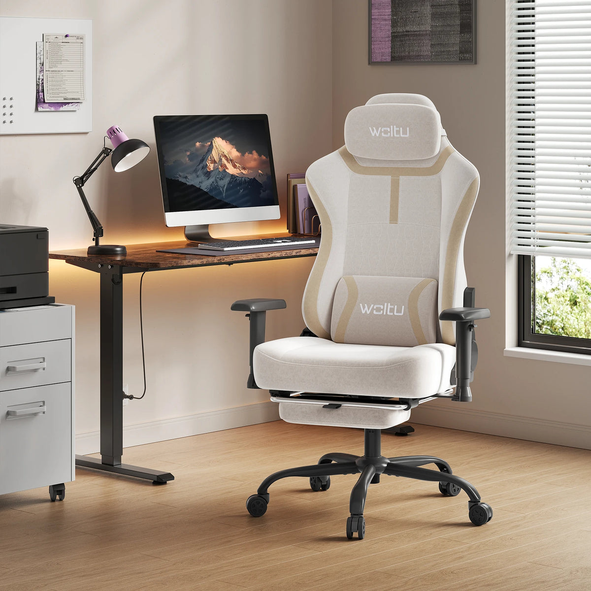 Lichte gamingstoel met lendenkussen en uitgeschoven voetensteun naast een bureau