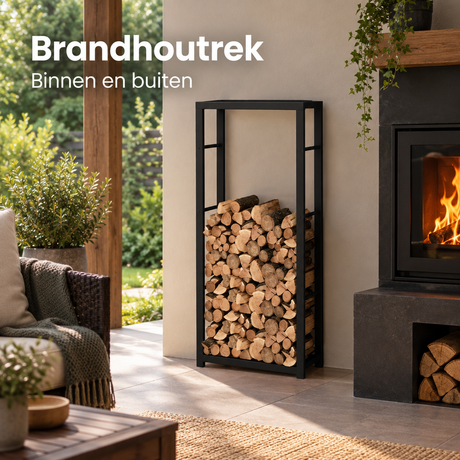 Zwart metaal brandhoutrek van BukkitBow, geschikt voor binnen en buiten, met 7 verschillende maten, in gebruik.