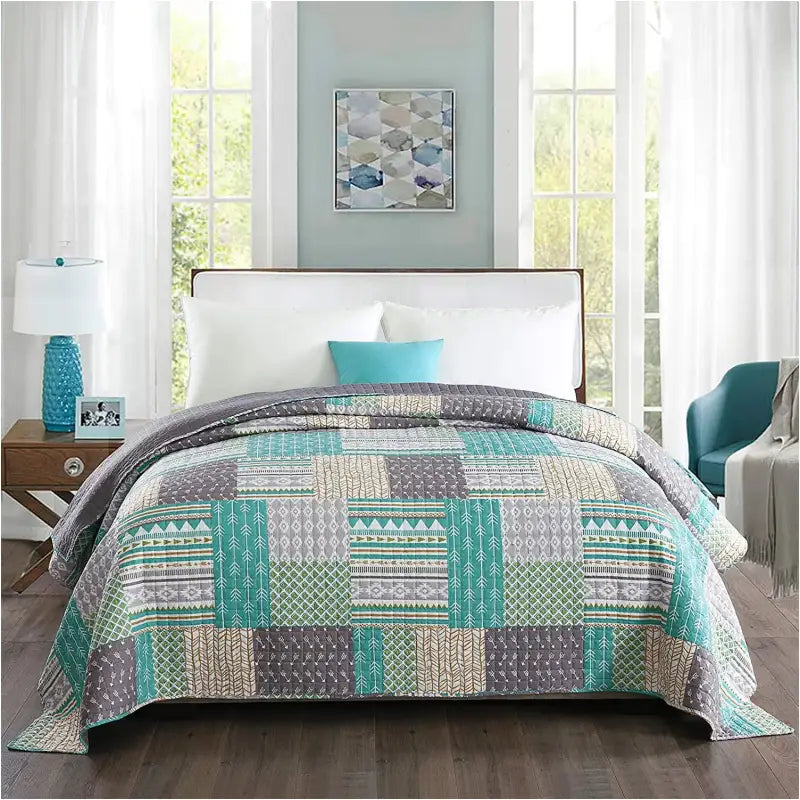 Dik gewatteerd BukkitBow bedsprei met patchwork patroon, zacht en duurzaam, verkrijgbaar in diverse maten en kleuren.