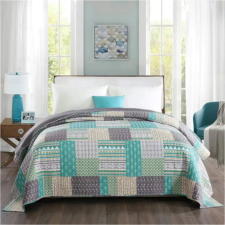 Dik gewatteerd BukkitBow bedsprei met patchwork patroon, zacht en duurzaam, verkrijgbaar in diverse maten en kleuren.