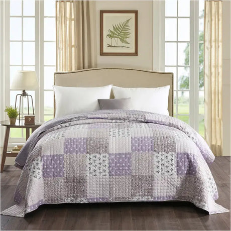 Dik gewatteerd BukkitBow bedsprei met patchwork patroon, zacht en duurzaam, verkrijgbaar in diverse maten en kleuren.