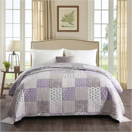 Dik gewatteerd BukkitBow bedsprei met patchwork patroon, zacht en duurzaam, in diverse maten en kleuren.