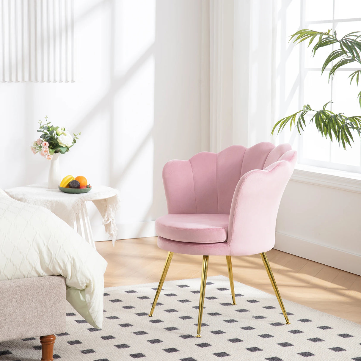 Velvet bloemvormige fauteuil van BukkitBow met zwarte metalen poten, comfortabele en stijlvolle zitplek in modern ontwerp