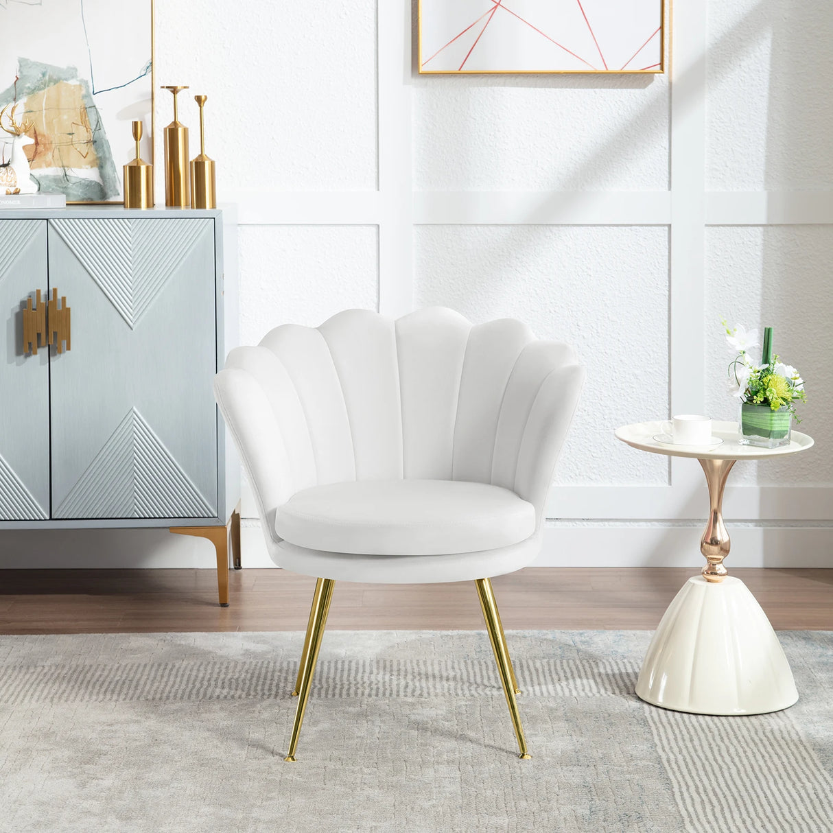 Velvet bloemvormige fauteuil met zwarte metalen poten van BukkitBow, elegante en comfortabele zitplek in modern design.