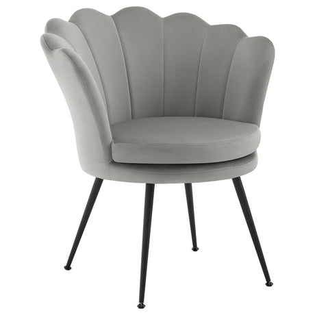 BukkitBow bloemvormige velvet fauteuil met zwarte metalen poten, zachte roodachtige bekleding en stijlvolle design.