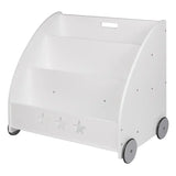 Kinderboekenkast BukkitBow met wielen, staande vakken en een hoogte van 57 cm, geschikt voor kinderen en makkelijk verplaatsbaar.