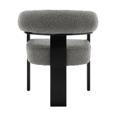 BukkitBow fauteuil met fleece bekleding in lamsvacht-look, rubberwood frame, ergonomisch en modern design, comfortabele zithouding.