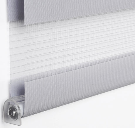 Grijs duo-rolgordijn zonder boren van BukkitBow met zebra patroon, geschikt voor lichte en privacy behoeften.