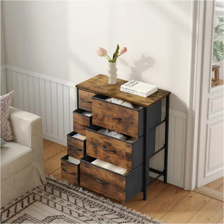 Industrieel BukkitBow dressoir met 7 stoffen lades, hout, metaal en stof in rustiek bruin en zwart, 63,5x30x73 cm.