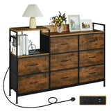 Industriële BukkitBow commode met 8 laden en ingebouwd stopcontact, stoer dressoir met metalen handgrepen en houten afwerking.
