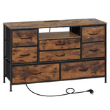 Industriële BukkitBow commode met 8 laden, stopcontacten en LED-verlichting, zwart metalen frame en houten laden in modern interieur