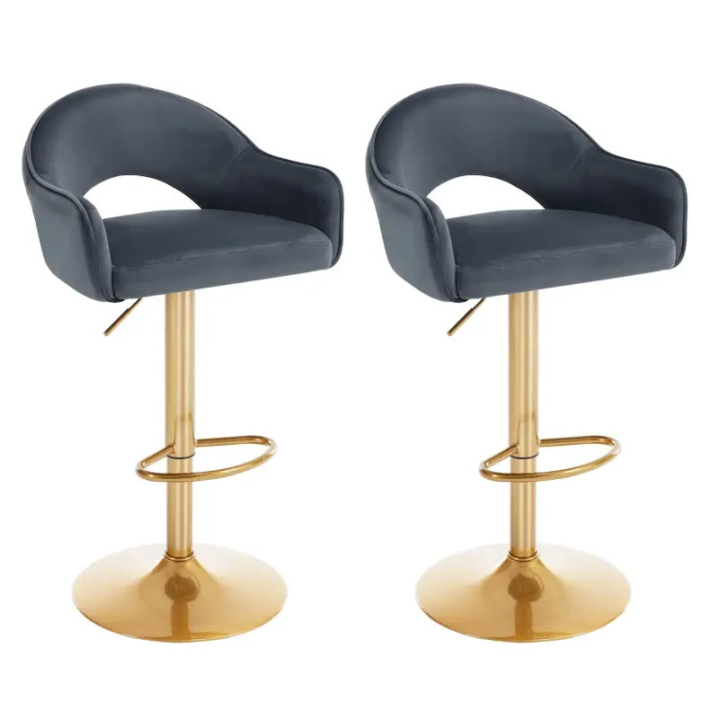 Set van 2 BukkitBow luxe barkrukken met velvet bekleding, rugleuning, voetensteun en goudkleurig onderstel.