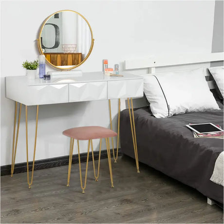 Luxe BukkitBow kaptafel met ronde spiegel, gouden poten, kruk en drie lades voor stijlvolle opbergruimte en spiegel.