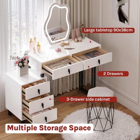 Luxe BukkitBow kaptafel met witte afwerking, vijf laden en een wolkvormige spiegel, gemaakt van metaal en hout.