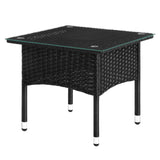 Luxe polyrattan bijzettafel van BukkitBow met gehard glazen blad, weerbestendig en geschikt voor buitengebruik.