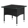 Luxe polyrattan bijzettafel van BukkitBow met gehard glazen blad, weerbestendig en geschikt voor buitengebruik.